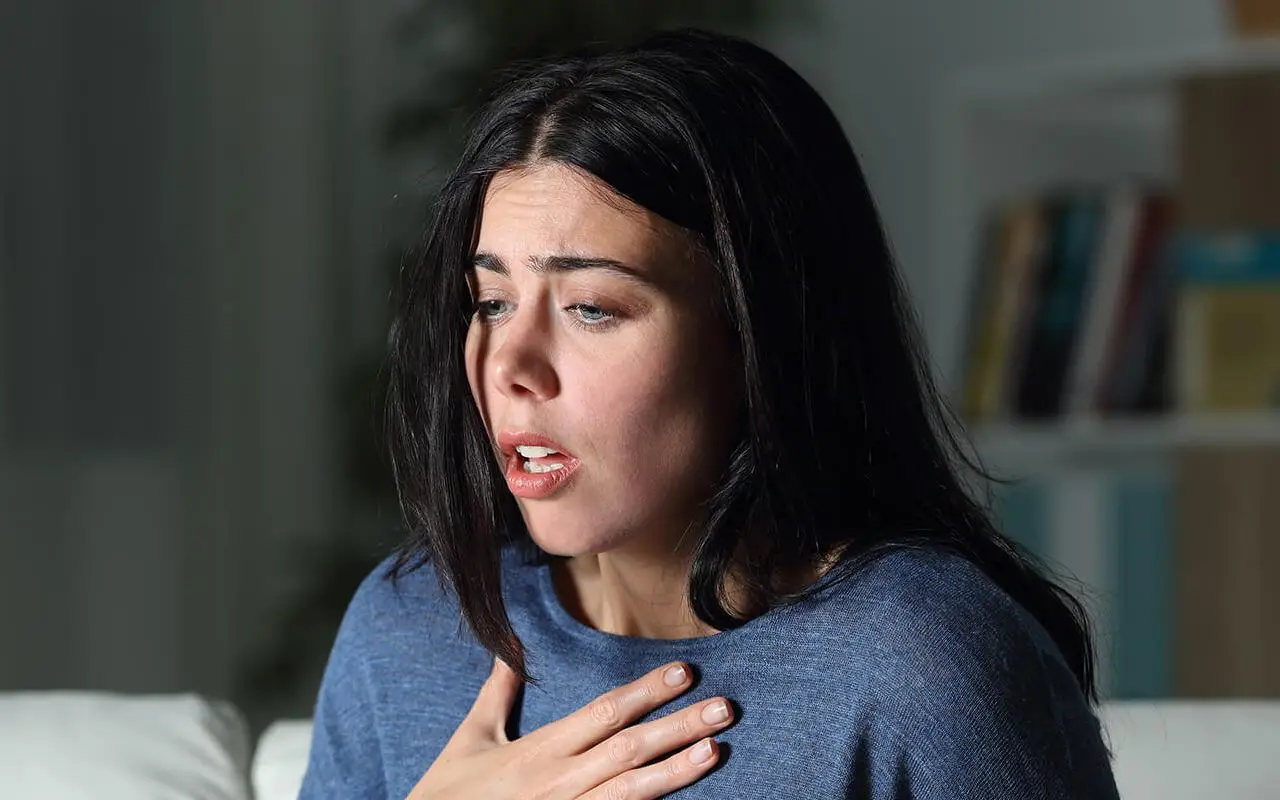 Hai la bronchite e vuoi uscire? Ecco i rischi gravi che corri e quando restare assolutamente a casa