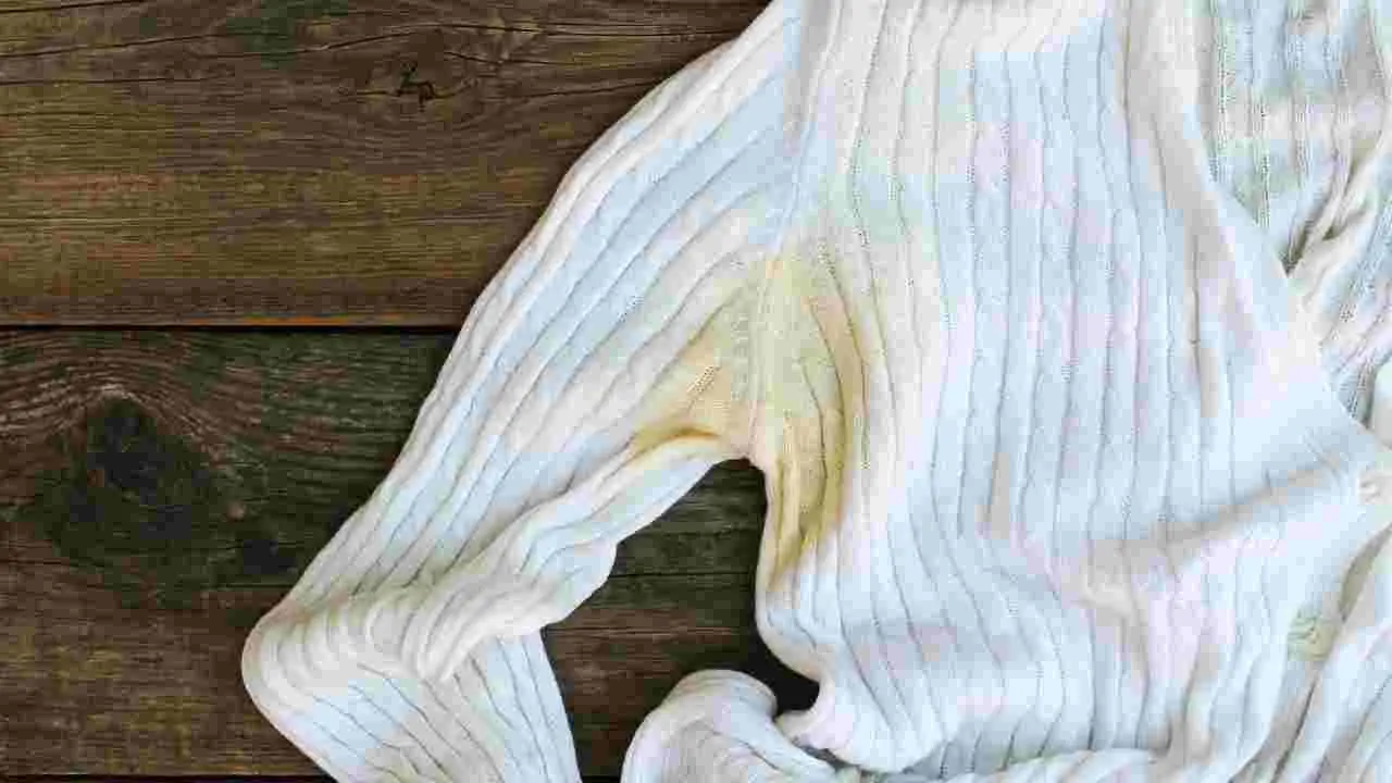 Macchie di sudore sulle magliette? Ecco il trucco per evitarle anche con il caldo torrido